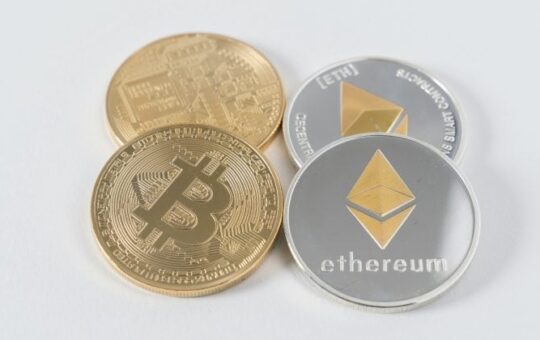 Blackrock deposits 2,043 BTC and 22,681 ETH into Coinbase