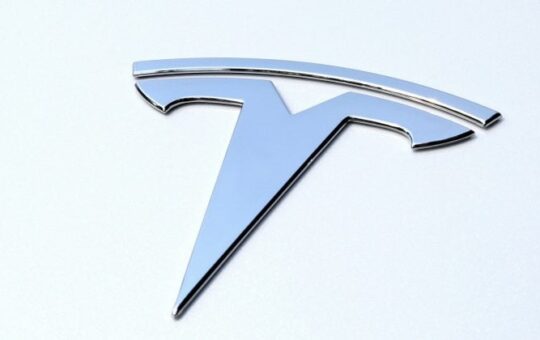 Tesla shares climb despite 16% drop in Q4 deliveries